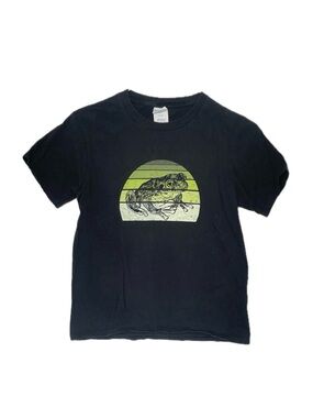 Kids unisex black short sleeve tee shirt with green frog graphic size medium
